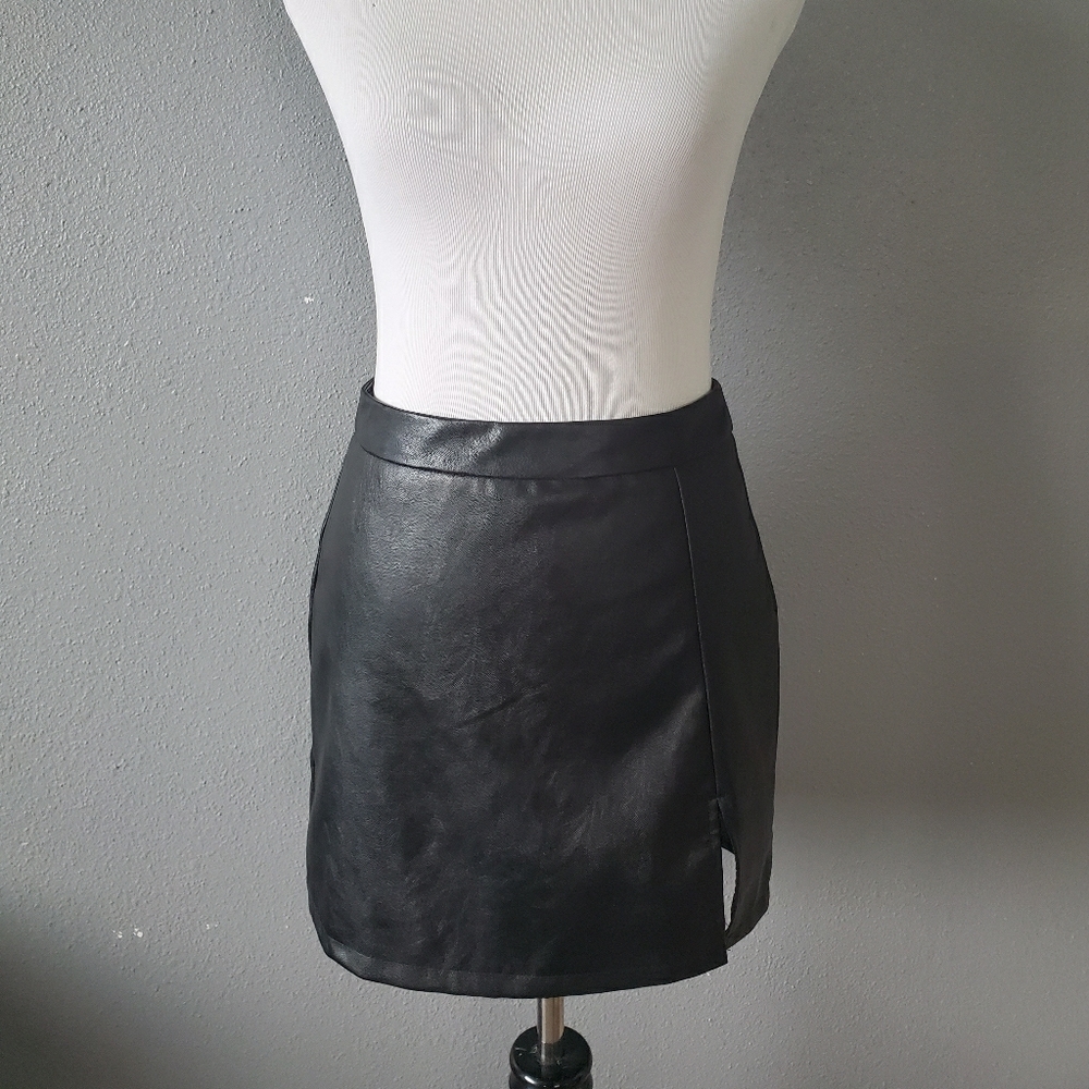 Shein faux leather skirt with slit - Picture 4 of 4